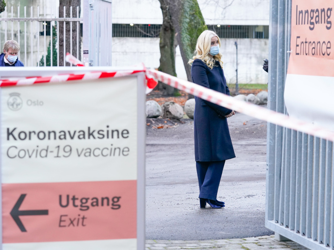 Kronprinsesse Mette-Marit besøkjer vaksinesenteret i Hausmannsgate i Oslo. Foto: Lise Åserud / NTB